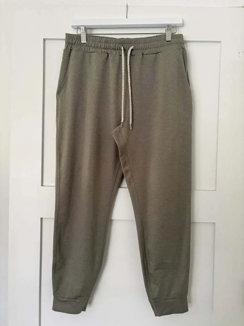 Vuori Performance Jogger Sweatpants in Olive Green Size Medium